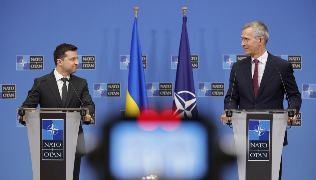 GOD TONE: Ukrainas president Volodymyr Zelenskyj (t.v.) og Natos generalsekretær Jens Stoltenberg hadde en god tone på torsdagens møte. Russlands president Vladimir Putin ønsker seg ikke mer samarbeid mellom partene.