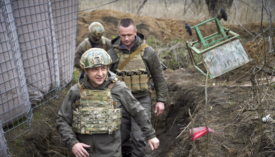 KRIG: I Donbas-området i Øst-Ukraina har det vært krig og voldelige sammenstøt mellom Ukrainske styrker og prorussiske opprørere i syv år. Her besøkte Ukrainas president Volodymyr Zelenskyj skyttergravene i april i år. KRIG: I Donbas-området i Øst-Ukraina har det vært krig og voldelige sammenstøt mellom Ukrainske styrker og prorussiske opprørere i syv år. Her besøkte Ukrainas president Volodymyr Zelenskyj skyttergravene i april i år.