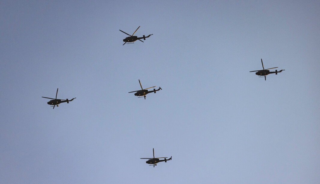 JULESTJERNE: Fem Bell-helikoptre i julestjerneformasjon over Oslo. JULESTJERNE: Fem Bell-helikoptre i julestjerneformasjon over Oslo.