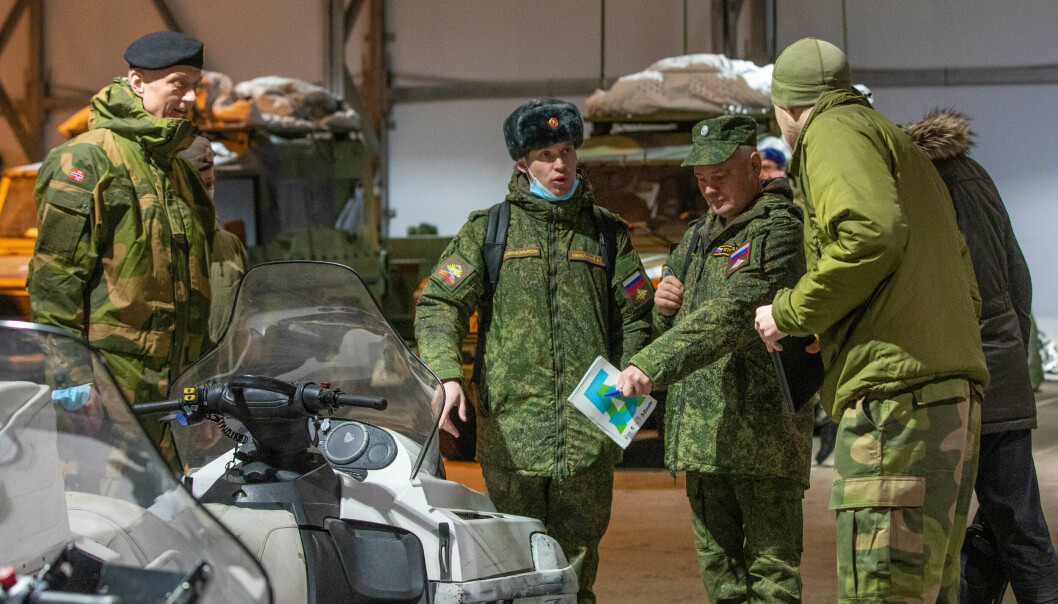 PÅ BESØK: En russisk delegasjon inspiserte torsdag utstyr og ressursene til Brigade Nord. Besøket er i forbindelse med rustningsavtalen Wien-dokumentet, der OSSE-land forplikter seg til å dele informasjon om militært utstyr og personell.