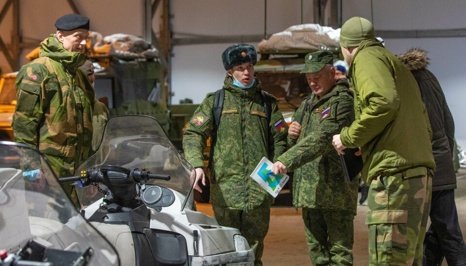 PÅ BESØK: En russisk delegasjon inspiserte torsdag utstyr og ressursene til Brigade Nord. Besøket er i forbindelse med rustningsavtalen Wien-dokumentet, der OSSE-land forplikter seg til å dele informasjon om militært utstyr og personell.