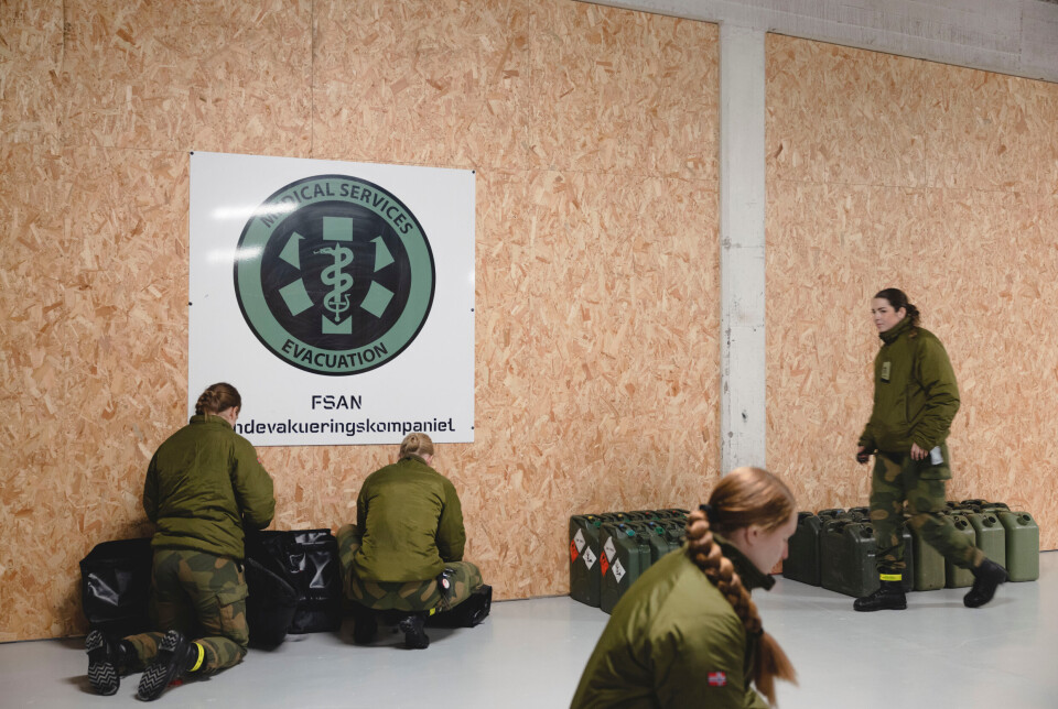 BEREDSKAP: Forsvaret har ti ti mobile vaksineringsteam i beredskap. På Sessvollmoen gjør soldatene seg klare til å kunne bidra til vaksinering.