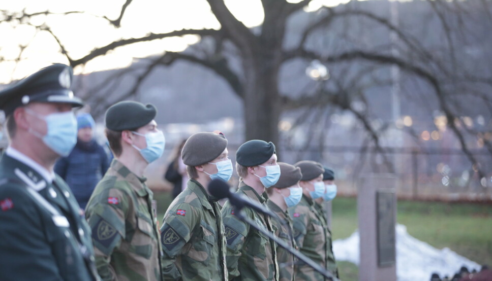 DEKORERT: Her står de seks soldatene til venstre for oberstløytnant Rune Larsen, klare for å få sin utmerkelse torsdag 16. desember 2021.