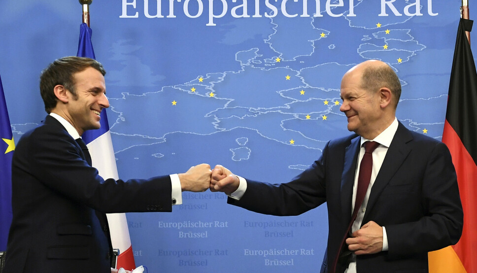 TOPPMØTE: Frankrikes president Emmanuel Macron og tysklands forbundskanser Olaf Scholz etter EU-toppmøtet. Russlands militære oppbygging langs grensen til Ukraina var et av temaene som ble diskutert.