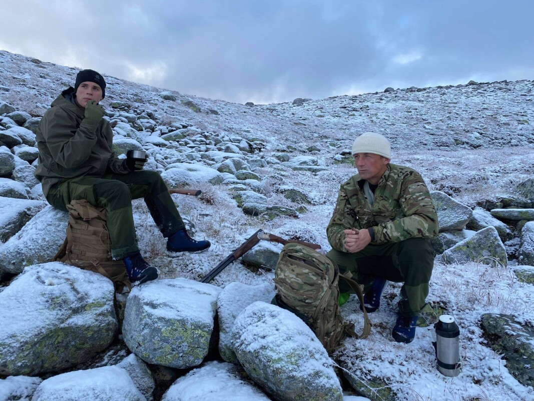 PÅ TUR: Eirik tur med sin yngste sønn Torgeir, på rypejakt i nord. PÅ TUR: Eirik tur med sin yngste sønn Torgeir, på rypejakt i nord.