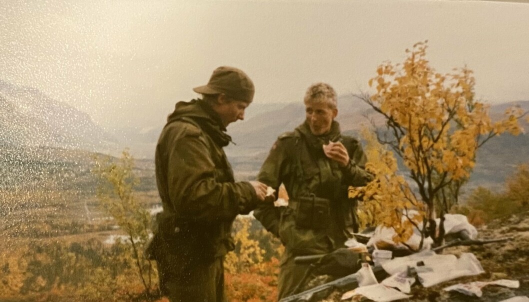 LUNSJ: Sersjant Kristoffersen spiser lunsj i Indre Troms, 1989.