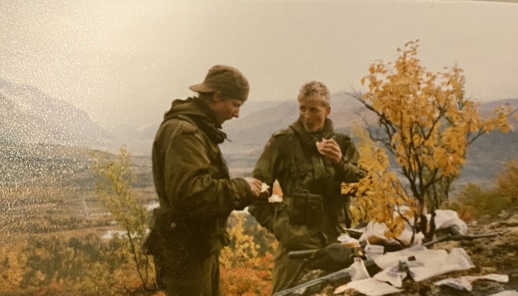 LUNSJ: Sersjant Kristoffersen spiser lunsj i Indre Troms, 1989. LUNSJ: Sersjant Kristoffersen spiser lunsj i Indre Troms, 1989.