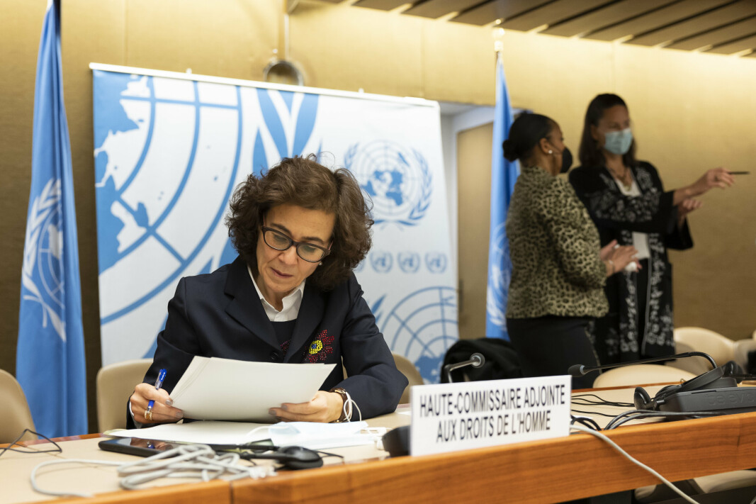ALVORLIG: Nada Al-Nashif i FNs menneskerettsråd, leser dokumenter i forkant av diskusjonen om 