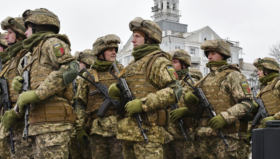 UKRAINA: Russland har bedt Nato avslutte all militær aktivitet i Ukraina. Bildet viser ukrainske soldater i forbindelse med en parade i Kiev.
