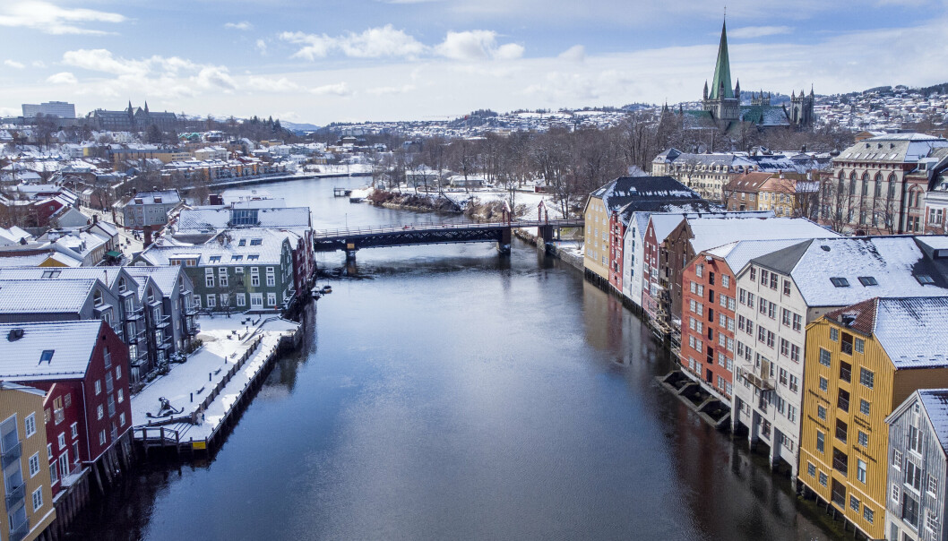 STØTTE: SDronebilde av bryggene ved Nidelva, Gamle Bybro med Nidarosdomen i Trondheim bak.