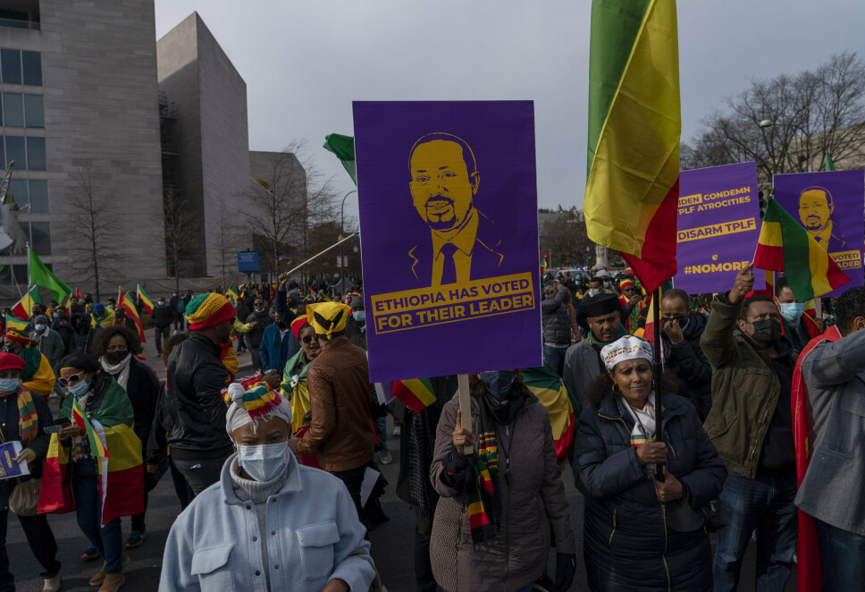 FOLKETS STØTTE: Folk fra Etiopia og Eritrea støtter Etiopias statsminister Abiy Ahmed i en protest mot USA og andre vestlige lands innblanding i Washington 10. desember 2021.