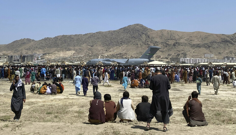 SAMLING: Hundrevis av mennesker er samlet i området rundt et amerikansk U.S. Air Force C-17 transport fly ved den internasjonale flyplassen i Kabul.