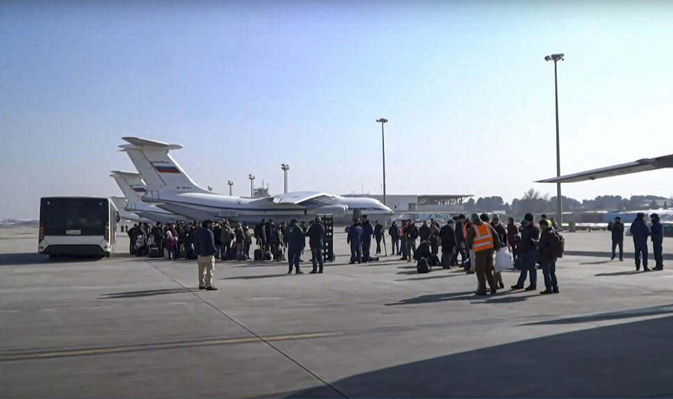 FORSYNINGER: Russiske militær transport fly har levert en sending med forsyninger og fløy tilbake 200 russere, Afghanske studenter og andre.
