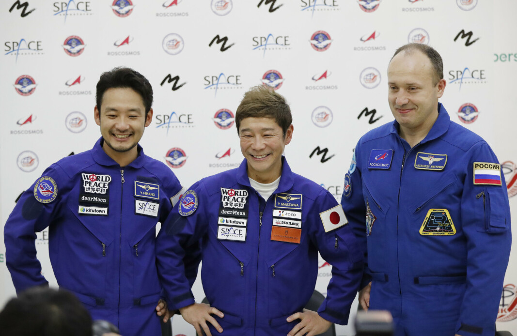 FØR AVREISE: Netthandelsgründeren Yusaku Maezawa (i midten) og hans assist Yozo Hirano landet mandag i Kasakhstan sammen med den russiske kosmonauten Aleksander Misurkin. De to romturistene har tilbrakt tolv dager på Den internasjonale romstasjonen ISS. Her er trioen avbildet før romferden.