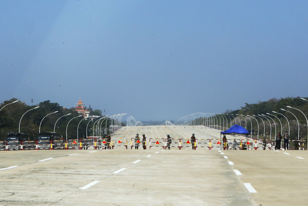 AVSPERRET: Solldater står vakt ved en veisperring ved Naypyitaw i Myanmar. Bildet er datert 1. februar 2021.