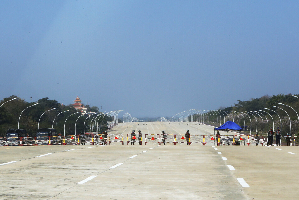 AVSPERRET: Solldater står vakt ved en veisperring ved Naypyitaw i Myanmar. Bildet er datert 1. februar 2021.