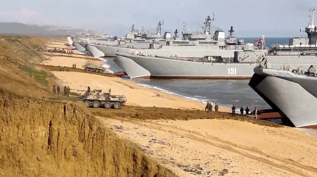 ØVELSE: Dette bildet er hentet fra en video som ble offentliggjort av russiske myndigheter 23. april i år. Det viser russiske styrker som øver i nærheten av Krim. ØVELSE: Dette bildet er hentet fra en video som ble offentliggjort av russiske myndigheter 23. april i år. Det viser russiske styrker som øver i nærheten av Krim.