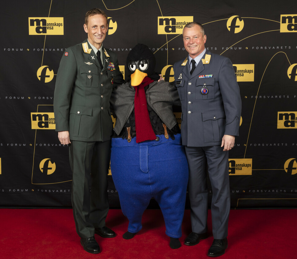 Forsvarssjef og eier av Forsvarets forum, Eirik Kristoffersen og hans kommunikasjonssjef Eystein Kvarving sammen med Solan Gundersen.