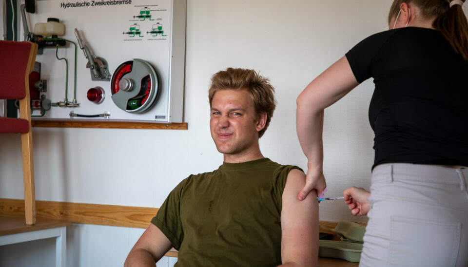 VAKSINE. En soldat fra Garnisonen i Sør-Varanger får første vaksinedose i sommer. Nå tar Forsvaret selv ansvar for å vaksinere egne ansatte.