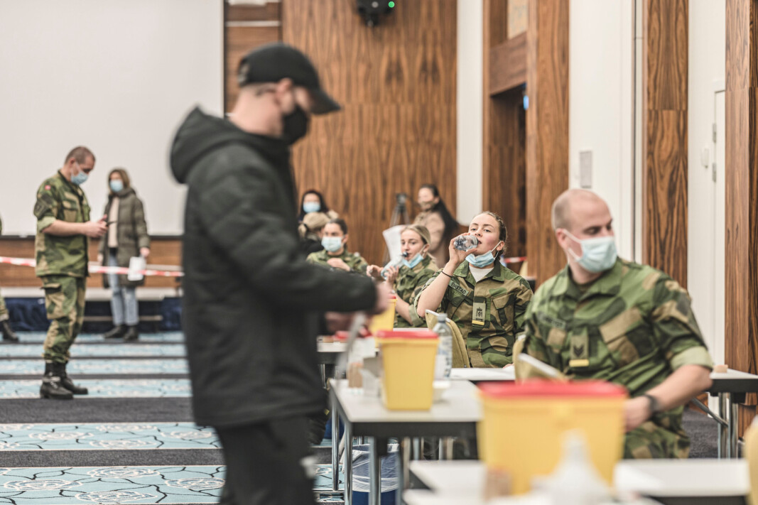 MODERNA-REKKEN: Forsvarets sanitet (Fsan) fikk ansvaret for å sette Moderna-vaksinen da de hjalp til med vaksineringen i Fredrikstad mandag. På andre siden av rommet setter kommunale helsearbeidere Pfizer-doser. MODERNA-REKKEN: Forsvarets sanitet (Fsan) fikk ansvaret for å sette Moderna-vaksinen da de hjalp til med vaksineringen i Fredrikstad mandag. På andre siden av rommet setter kommunale helsearbeidere Pfizer-doser.