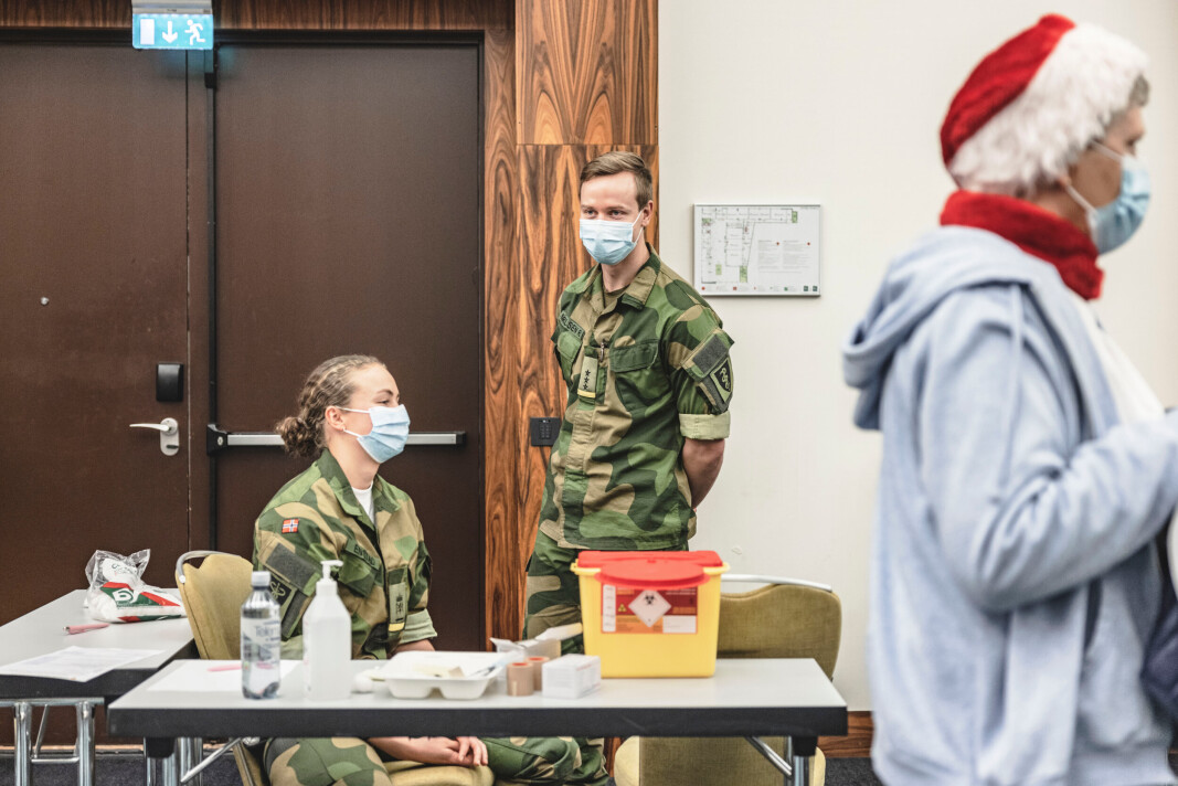 KOMPANISJEF: Robin André Karlsen (i midten), kompanisjef i Forsvarets sanitetsregiment, sier at organiseringen av vaksineringen er i henhold til «enkelhetsprinsippet». KOMPANISJEF: Robin André Karlsen (i midten), kompanisjef i Forsvarets sanitetsregiment, sier at organiseringen av vaksineringen er i henhold til «enkelhetsprinsippet».