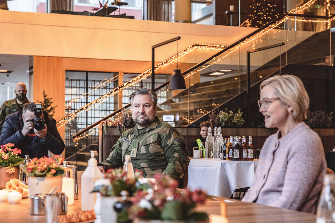 GODT SAMMARBEID: Områdesjef i HV Fredrikstad Lasse Martinsen og helseminister Ingvild Kjerkol (Ap) er begge enige om at samarbeidet mellom Forsvaret, kommunene og de andre involverte partene har fungert utmerket. GODT SAMMARBEID: Områdesjef i HV Fredrikstad Lasse Martinsen og helseminister Ingvild Kjerkol (Ap) er begge enige om at samarbeidet mellom Forsvaret, kommunene og de andre involverte partene har fungert utmerket.