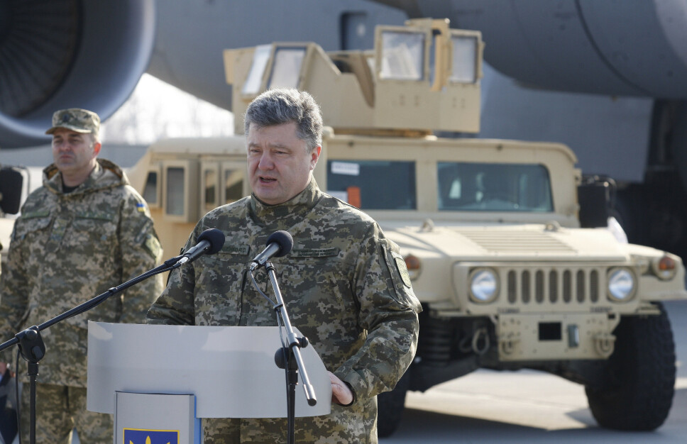EKSPRESIDENT:Ukrainas tidligere president Petro Porosjenko mistenkes for landssvik. Her taler han under en mottakelse av amerikansk militært utstyr i 2015.