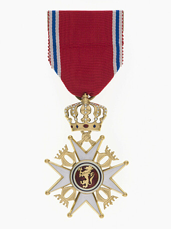 RIDDER: Den Kongelige Norske St. Olavs orden, Ridder av 1. klasse, for herrer. Kvinnenes versjon er lik, men med et sløyfebånd.