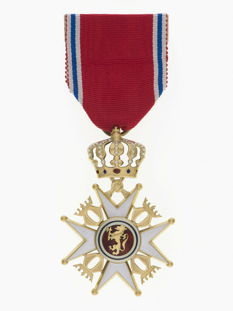 RIDDER: Den Kongelige Norske St. Olavs orden, Ridder av 1. klasse, for herrer. Kvinnenes versjon er lik, men med et sløyfebånd.