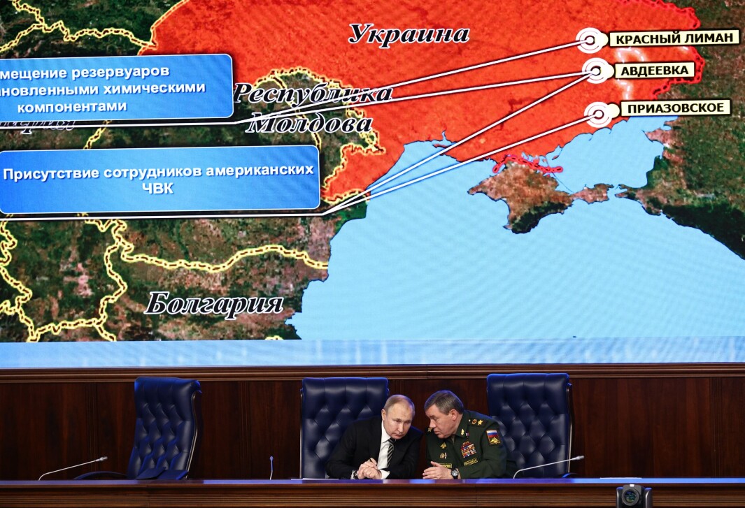 STRATEGER: Russlands president Vladimir Putin (t.v.) og sjefen for den russiske generalstaben Valerij Gerasimov foran et kart som angivelig viser tilstedeværelsen av amerikanske private militære selskaper i Ukraina på et møte i Moskva tirsdag. STRATEGER: Russlands president Vladimir Putin (t.v.) og sjefen for den russiske generalstaben Valerij Gerasimov foran et kart som angivelig viser tilstedeværelsen av amerikanske private militære selskaper i Ukraina på et møte i Moskva tirsdag.