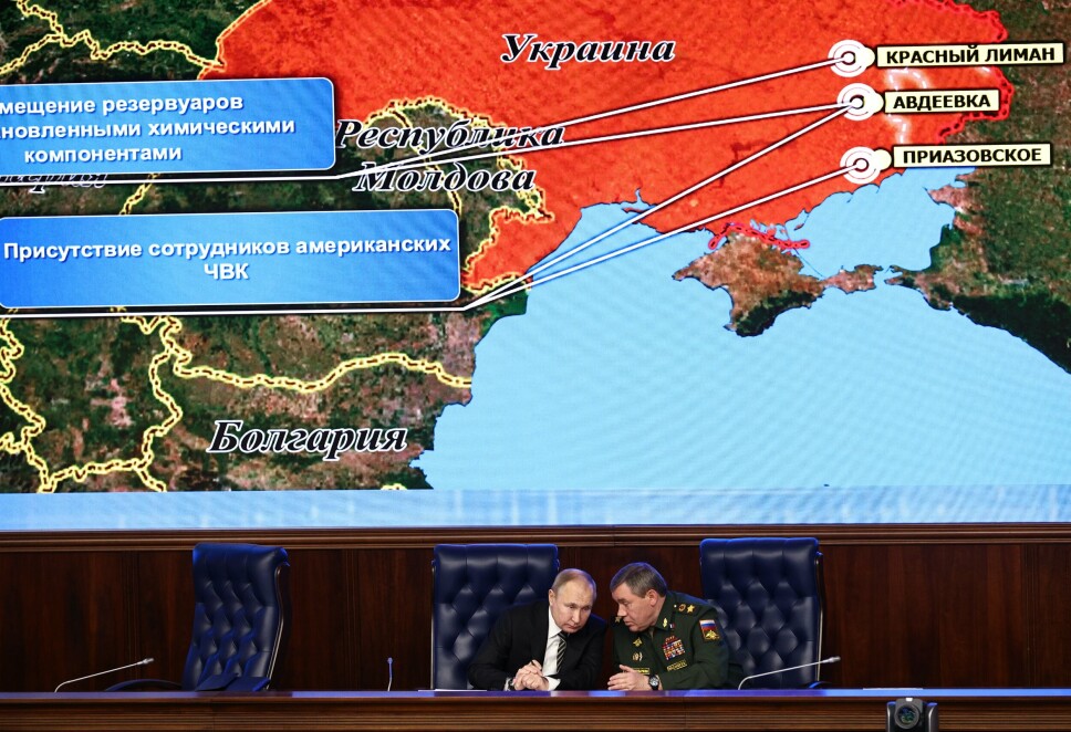STRATEGER: Russlands president Vladimir Putin (t.v.) og sjefen for den russiske generalstaben Valerij Gerasimov foran et kart som angivelig viser tilstedeværelsen av amerikanske private militære selskaper i Ukraina på et møte i Moskva tirsdag.