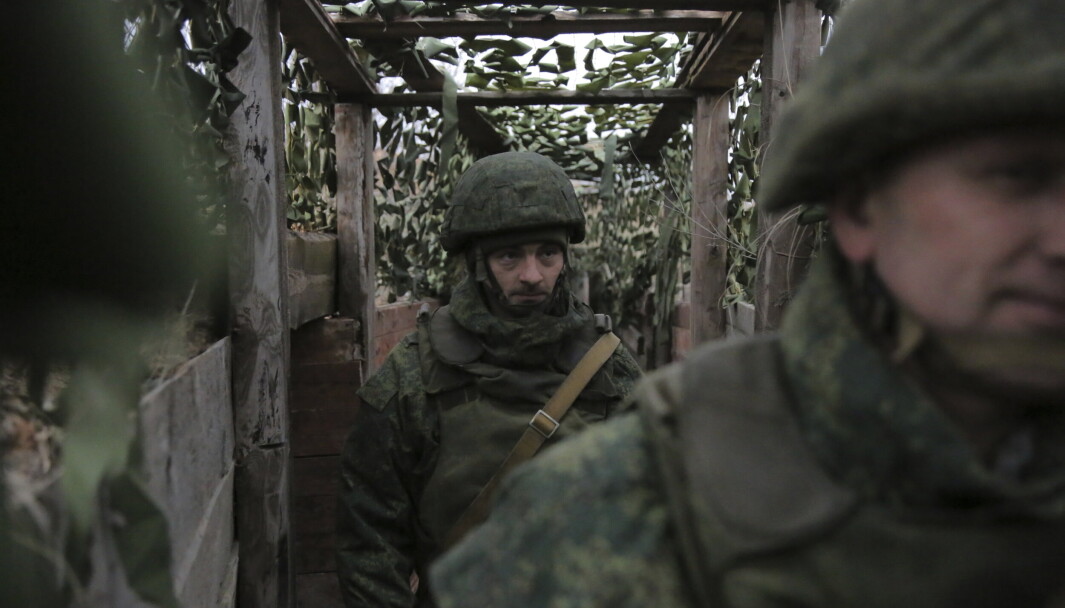 SKYTTERGRAV: Ukrainske soldater patruljerer en skyttergrav på frontlinjen til de separatistkontrollerte områdene nær Donetsk i Øst-Ukraina tirsdag 14. desember. SKYTTERGRAV: Ukrainske soldater patruljerer en skyttergrav på frontlinjen til de separatistkontrollerte områdene nær Donetsk i Øst-Ukraina tirsdag 14. desember.