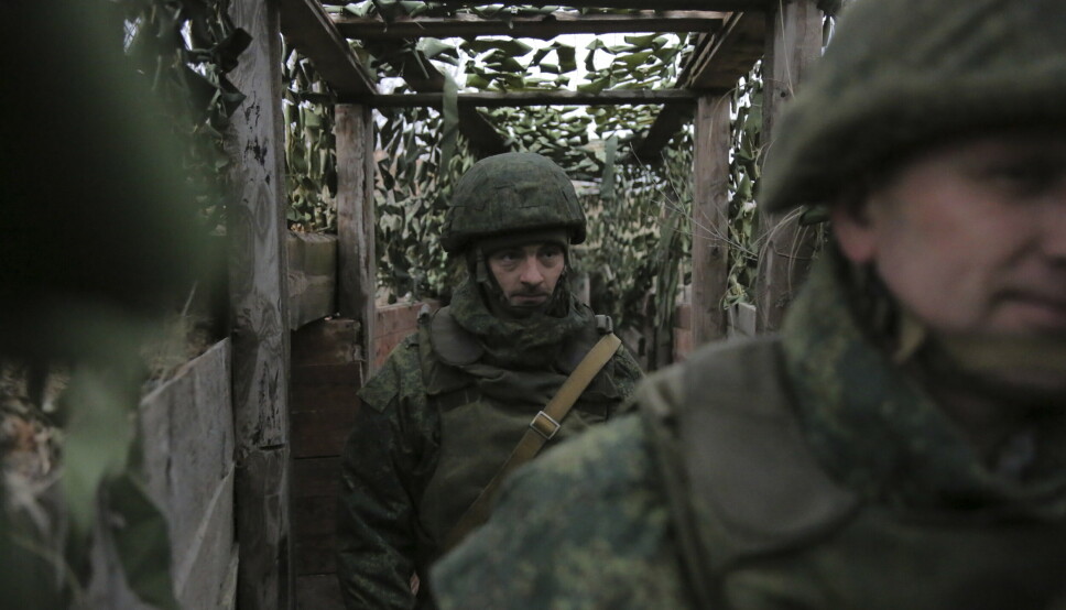 SKYTTERGRAV: Ukrainske soldater patruljerer en skyttergrav på frontlinjen til de separatistkontrollerte områdene nær Donetsk i Øst-Ukraina tirsdag 14. desember.