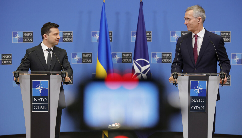 PARTNERE: Ukrainas president Volodymyr Zelenskyj (t.v.) besøkte torsdag 16. desember Natos generalsekretær Jens Stoltenberg i Brussel. Ukraina får støtte av Nato, men er langt fra et fullverdig medlem av forsvarsalliansen.