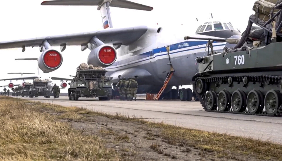 ØVELSE: Russiske militære kjøretøy og fly deltok på en militærøvelse på den annekterte Krim-halvøya i april. Vesten svarte ikke på annekteringen i 2014 med militære midler.