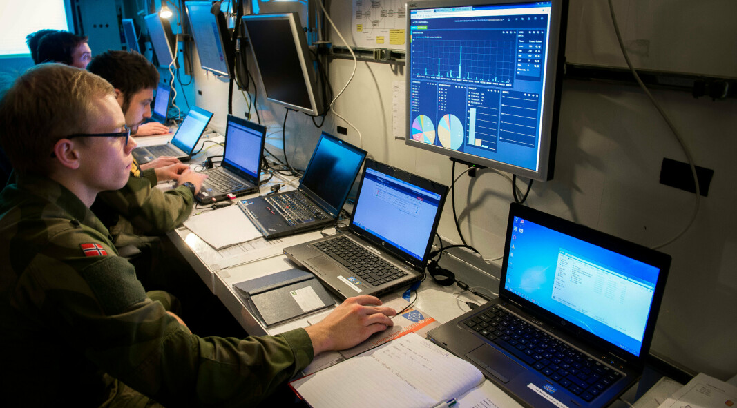ANGREP: Belgias forsvar er utsatt for et cyberangrep. Her bekjemper norske ingeniørstudenter cyberangrep under øvelse Cold Matrix 2014.