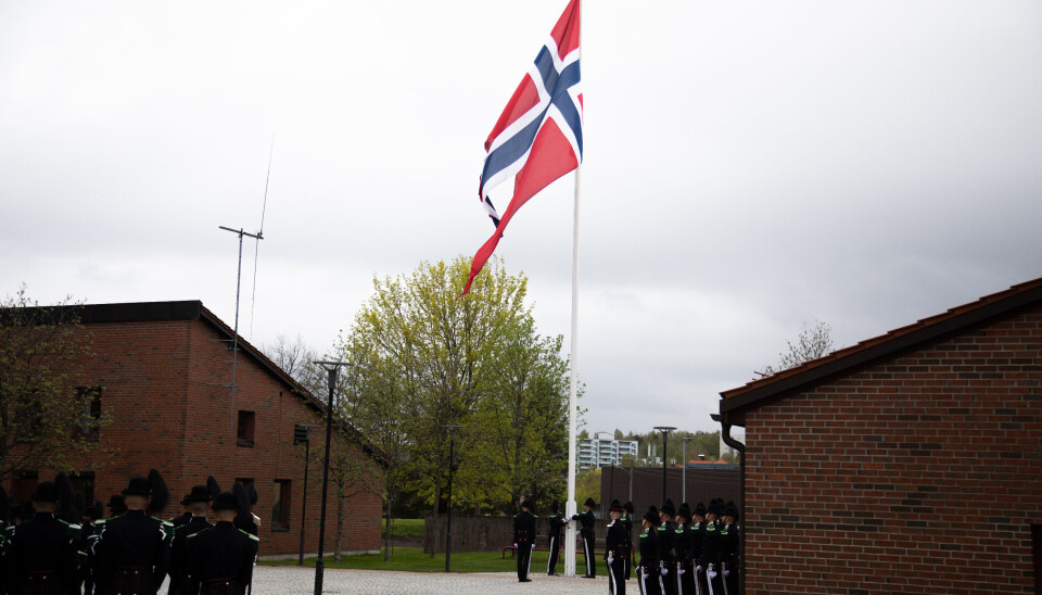 GARDESOLDATER: Fire vernepliktige i Garden har blitt dimmitert etter å testet positivt på narkotika. Bildet er fra en tidligere flaggheising ved Huseby leir.