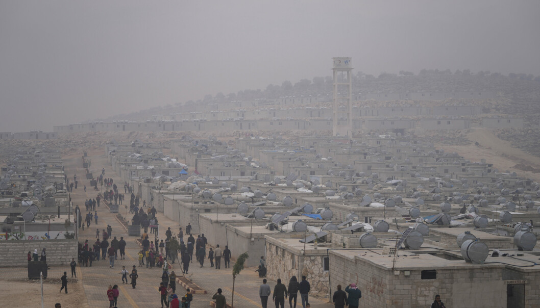 FORDREVET: Syrere i en flyktningleir drevet av tyrkiske Røde Halvmåne utenfor byen Idlib i Syria 26. november. Siden 2. verdenskrig har ingen annen krig drevet flere på flukt enn den ti år lange Syria-krigen.