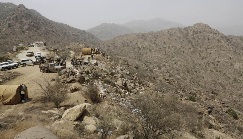 HOUTHI-MILITSEN: 20. april 2015, jobber soldater fra Saudi-Arabias og Jemen sammen i Jazan, Saudi-Arabia, nært grensen til Jemen. Houthi rebeller har blokkert halvparten av FNs støtte leveringer.