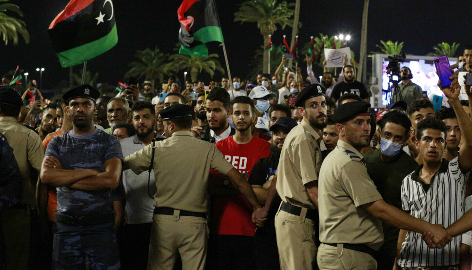 PRESIDENTVALG: Demonstranter protesterer i Tripoli, Libya, 24. september 2021, i opposisjon til at parlamentet vedtok et mistillitsvotum til overgangsregjeringen. Forslaget representerte en utfordring for planlagte desembervalg og hindrer innsatsen for å forene den oljerike nordafrikanske nasjonen etter et tiår med uro. Landets presidentvalg, ment å bidra til å forene det etter et tiår med borgerkrig. Avstemningen, planlagt til 24. desember, er å velge Libyas første president siden avsettingen og drapet på Moammar Gaddafi for mer enn et tiår siden.