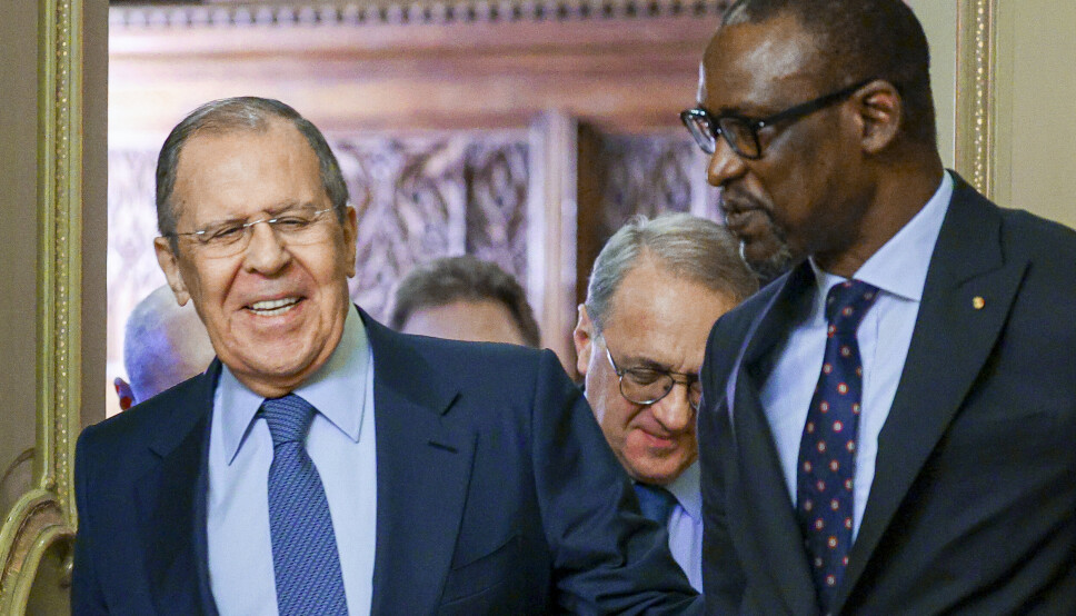 ANKLAGET: I dette bildet utgitt av det russiske utenriksdepartementets pressetjeneste går Russlands utenriksminister Sergei Lavrov, til venstre, og Malis Malis utenriksminister Abdoulaye Diop inn i en sal for sine samtaler i Moskva, Russland, torsdag 11. november 2021 .