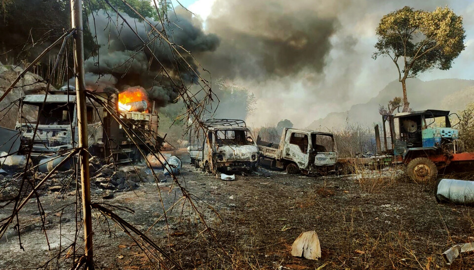 MASSAKRE: På dette bildet levert av Karenni Nationalities Defense Force (KNDF), ser vi røyk og flammer fra kjøretøyer i byen Hpruso, Kayah-staten, Myanmar, fredag 24. desember 2021. Myanmars regjeringstropper samlet inn landsbyboere, noen antas å være kvinner og barn, skjøt mer enn 30 til døde og satte fyr på likene, sa et vitne og andre rapporter lørdag.