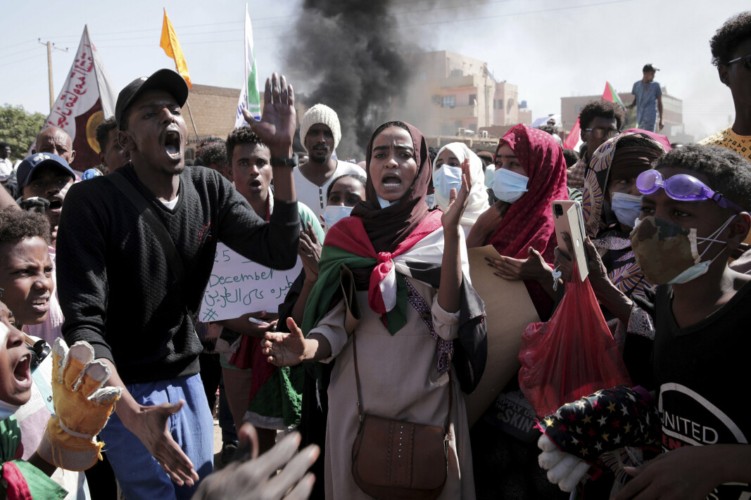 DEMONSTRASJON: Folk roper under en protest for å fordømme militærkuppet i oktober, i Khartoum, Sudan, lørdag 25. desember 2021. Sudanesiske sikkerhetsstyrker avfyrte tåregass for å spre demonstranter mens tusenvis hadde samlet seg siden tidligere på dagen, selv da myndighetene skjerpet sikkerheten på tvers av Khartoum, utplasserte tropper og stengte alle broer over Nilen som forbinder hovedstaden med dens vennskapsby Omdurman og distriktet Bahri, rapporterte det statsdrevne nyhetsbyrået SUNA.