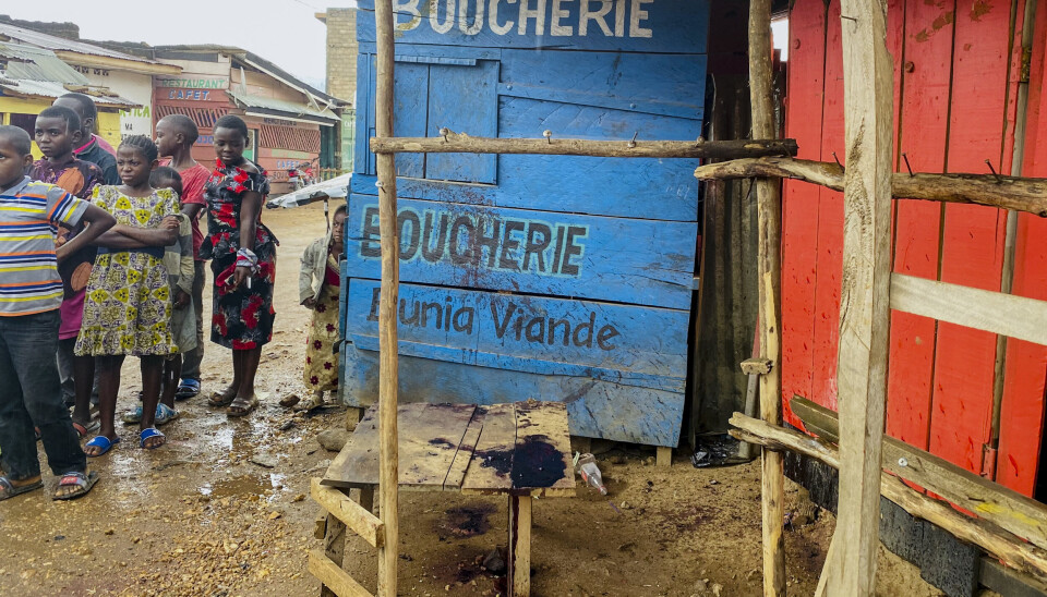 EKSPLOSIVER: Beboere observerer blod på stedet der en selvmordsbomber detonerte eksplosiver i et travelt veikryss, i Beni, Kongo mandag 28. juni 2021. Eksplosjonen skjedde samme dag som en annen eksplosjon rystet en katolsk kirke, sa myndighetene, og mens ingen av bombene drepte noen sivile. Regjeringen stengte store samlingslokaler i to dager og begrenset offentlige møter som en forholdsregel mot ytterligere eksplosjoner.
