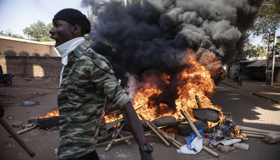 DØDELIG ANGREP: Demonstranter går ut i gatene i Burkina Fasos hovedstad Ouagadougou lørdag 27. november 2021 og ber president Roch Marc Christian Kabore trekke seg. Protesten kommer etter det dødeligste angrepet på flere år mot sikkerhetsstyrkene i Sahels Soum-provinsen tidligere denne måneden, hvor mer enn 50 sikkerhetsstyrker ble drept og etter et angrep i Center North-regionen hvor 19 personer inkludert ni medlemmer av sikkerhetsstyrkene var. drept.