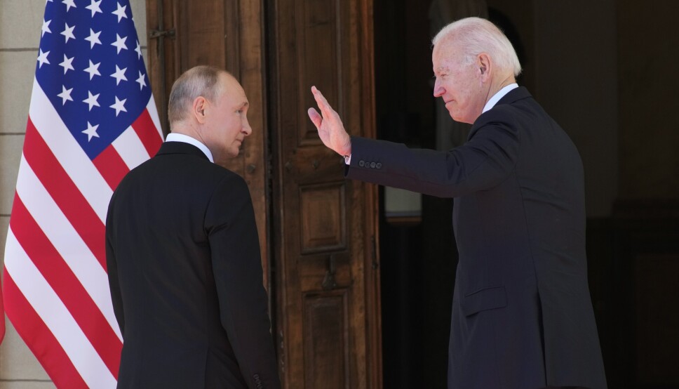 MØTE: USAs president Joe Biden, til høyre, og Russlands president Vladimir Putin går inn i 'Villa la Grange' under møtet deres i Genève, Sveits i Genève, Sveits, onsdag 16. juni 2021. I en videosamtale forrige uke advarte Biden Putin om ' alvorlige konsekvenser' hvis Russland invaderer Ukraina, men lovet å holde konsultasjoner for å møte russiske sikkerhetsproblemer.