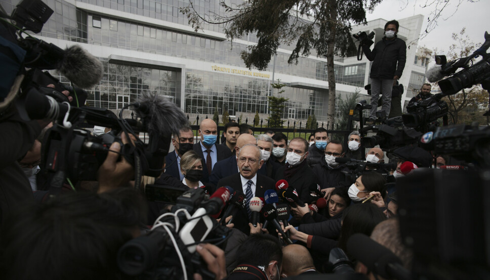 Kemal Kilicdaroglu, lederen av Tyrkias viktigste opposisjons part, det republikanske folkeparti, CHP, snakker til media utenfor det tyrkiske statistikkinstituttet, eller TUIK, i Ankara, Tyrkia, fredag 3. desember 2021.