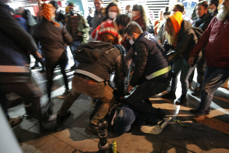 Opprørspolitiet arresterer en demonstrant mens medlemmer av en venstreorientert gruppe protesterer mot regjeringens økonomipolitikk, i Istanbul onsdag 24. november 2021.