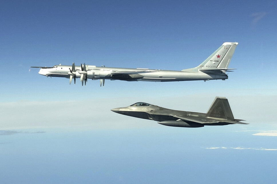 BOMBEFLY: Et amerikansk F-22 jagerfly avskjærer et russisk TU-95 bombefly utenfor Alaska i juni 2020.