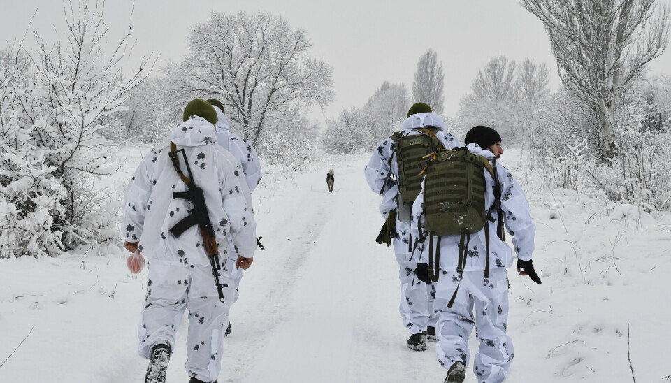 FRONTEN: Ukrainske soldater ved frontlinjen like ved områdene som kontrolleres av russiskvennlige separatister øst i landet.
